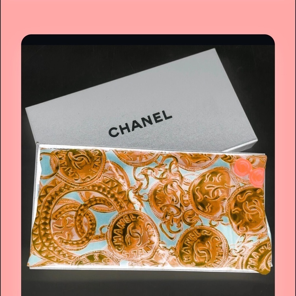 CHANEL COCO MARK
LOGO GOLD CHAIN
AND COIN PATTERN